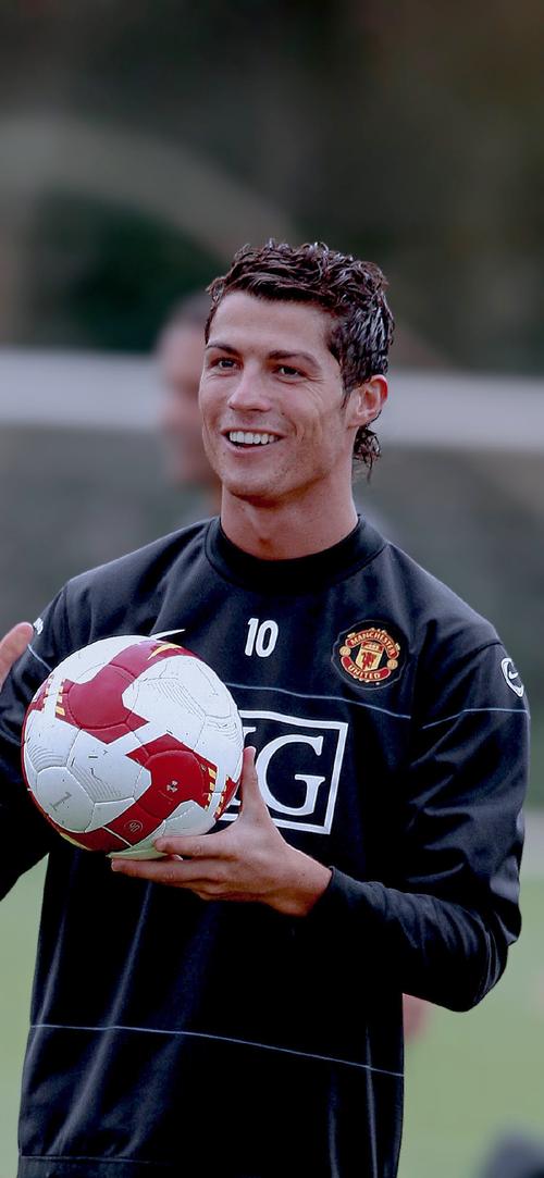 曼联对西汉姆的新布莱恩·姆贝莫罚球判决：裁判的智慧与争议