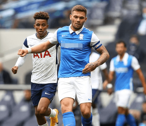 瑞奇·韩德森在退役后，依然经常回到运动家主场教授跑垒技巧