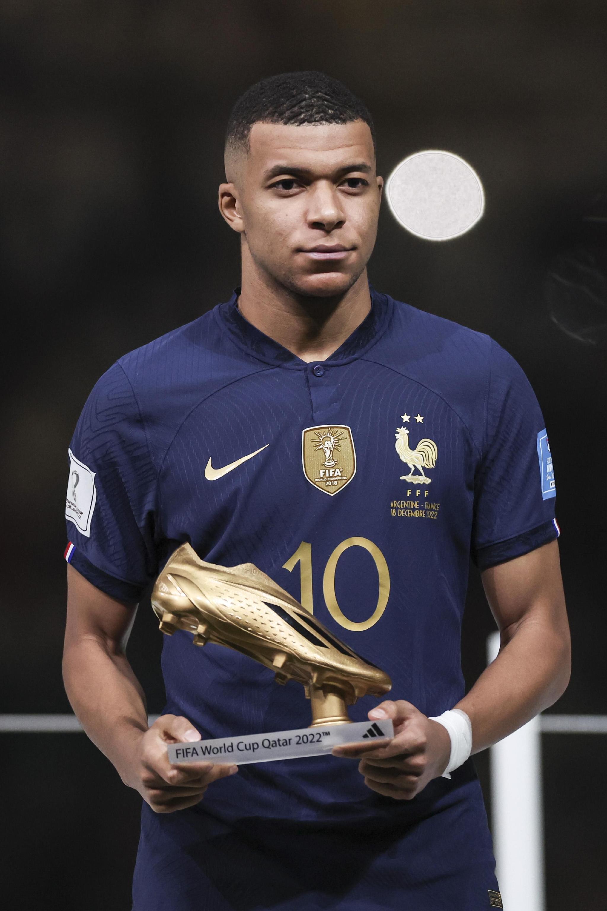 记者：斯卡洛尼将带着大力神杯参加世界杯抽签仪式